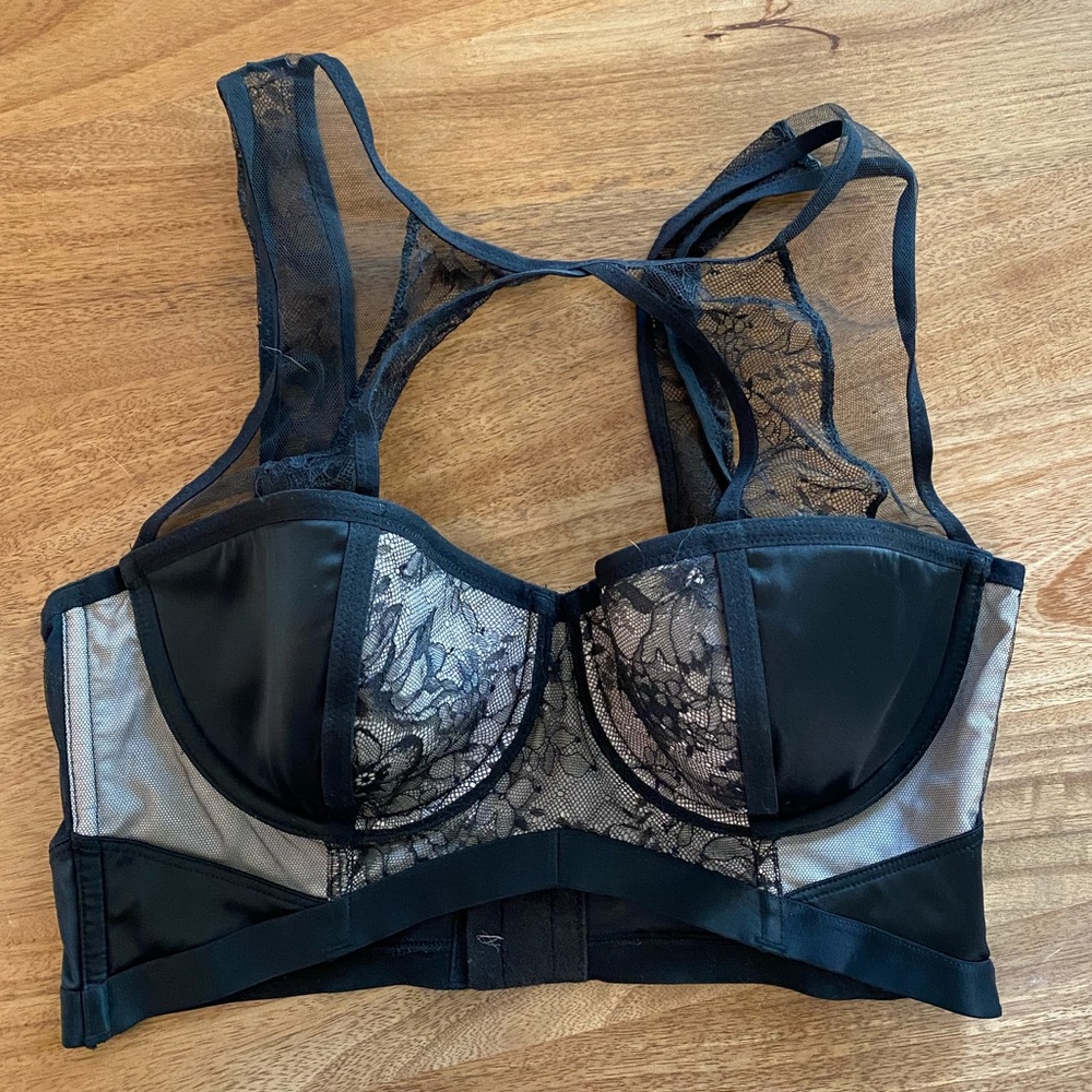 Brand New w/o tags VS bra / crop bra